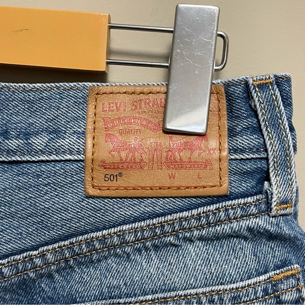Levi’s 501 Denim Cut Off Rolled Short Medium Wash Women’s Size 26 - Picture 7 of 13